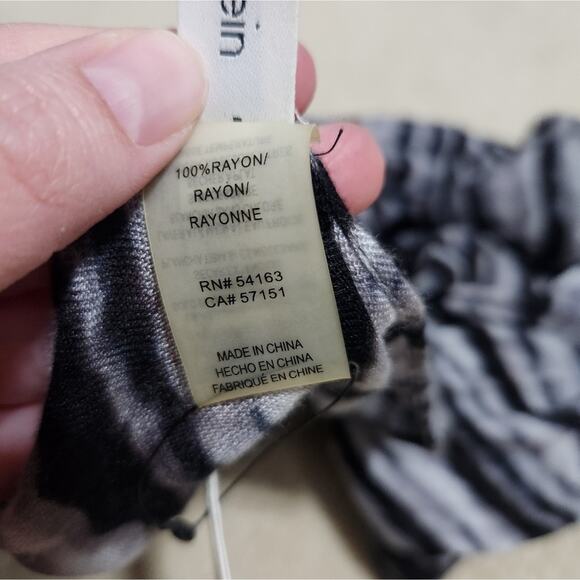 NWT Calvin Klein infinity loop scarf, 100% rayon, gray, black, white - Picture 4 of 6